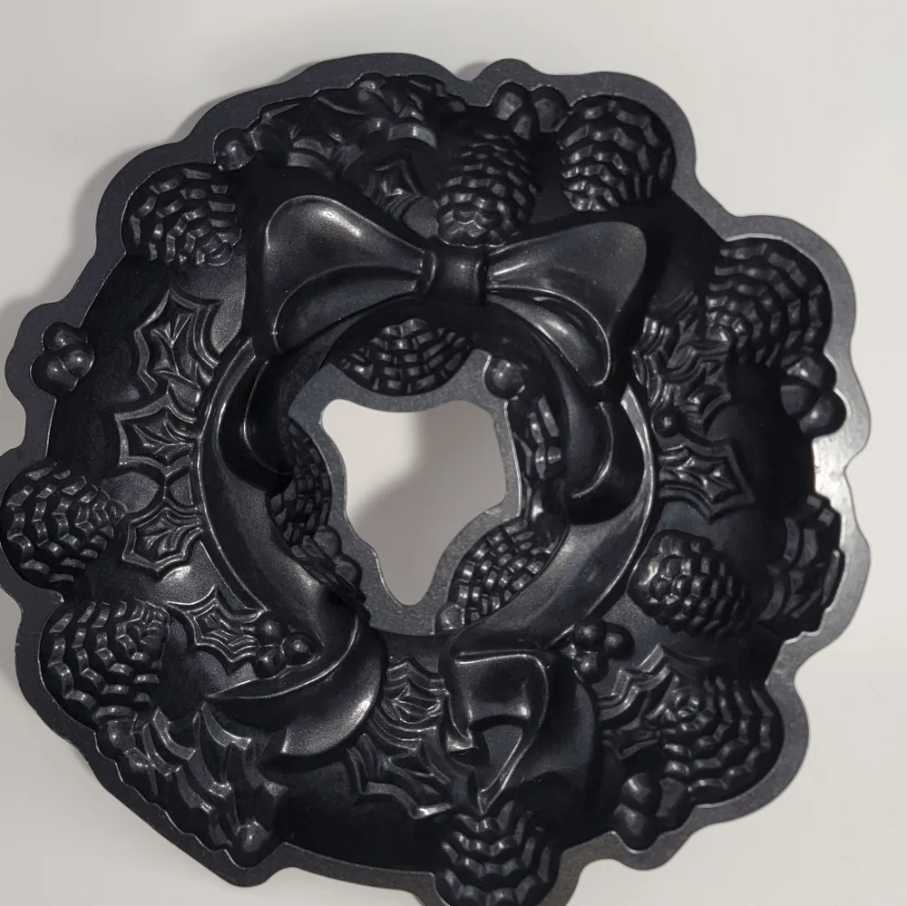 Nordic Ware Christmas Holiday Wreath Bundt Pan Cake 9 cup T30